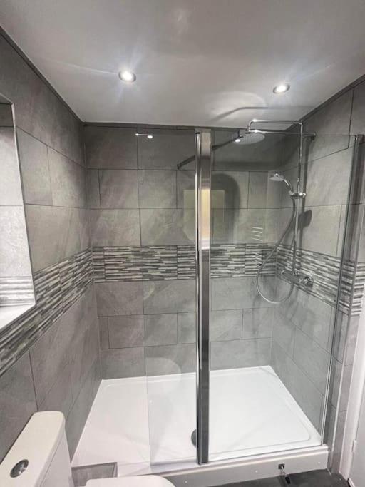 Large 1 Bedroom Flat With Private Parking Apartamento *